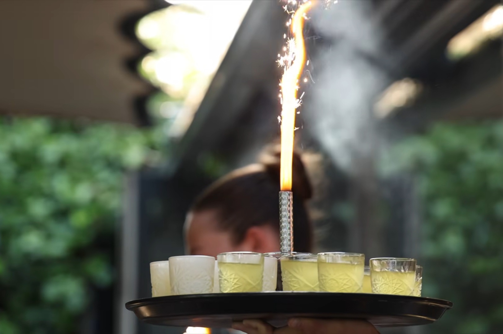 Dienblad met feestelijke drankjes en een brandende sterretjesfontein